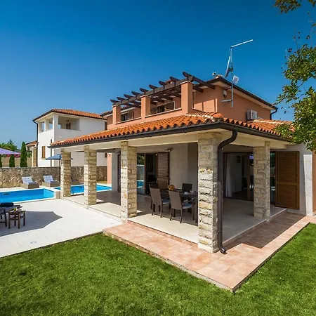 Gloria, With Heated Pool Kavran