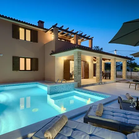 Gloria, With Heated Pool Kavran